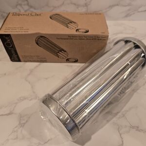 New in Box Pampered Chef Scalloped Bread Tube